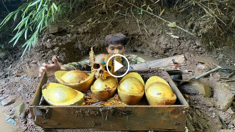 “Unearthing Treasures: Exploring an Ancient Wooden Chest Filled with Countless Precious Items”